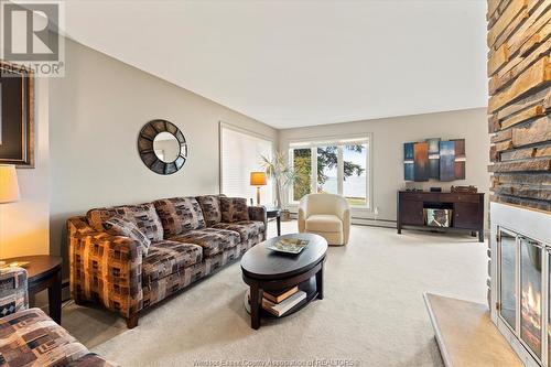 696 Old Tecumseh Road, Lakeshore, ON - Indoor Photo Showing Living Room