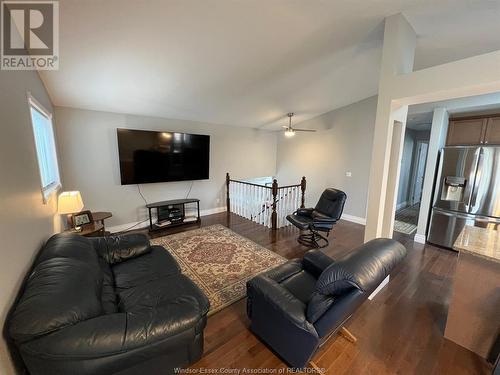 836 Lawndale, Kingsville, ON - Indoor Photo Showing Living Room