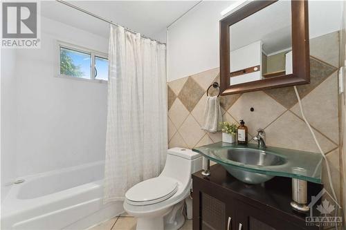 bathroom - 2125 Erinbrook Crescent, Ottawa, ON - Indoor Photo Showing Bathroom