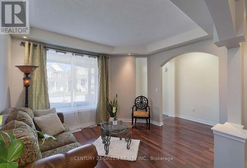 39 Clamerten Rd, Whitchurch-Stouffville, ON - Indoor Photo Showing Living Room