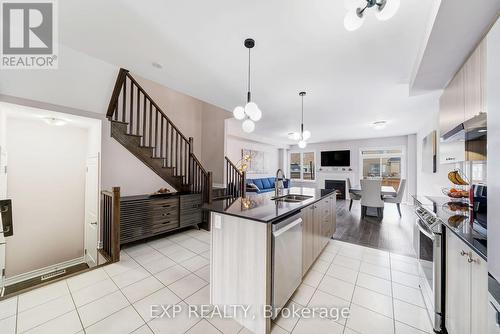 2075 Dale Rd, Innisfil, ON - Indoor Photo Showing Kitchen With Double Sink With Upgraded Kitchen