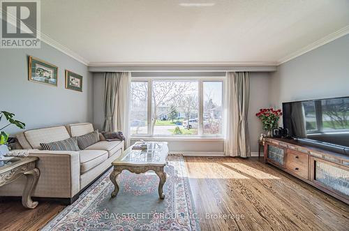 31 Alanadale Ave, Markham, ON - Indoor Photo Showing Living Room