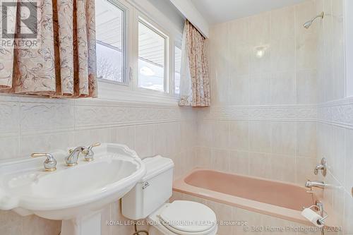 106 Lawnside Dr, Toronto, ON - Indoor Photo Showing Bathroom