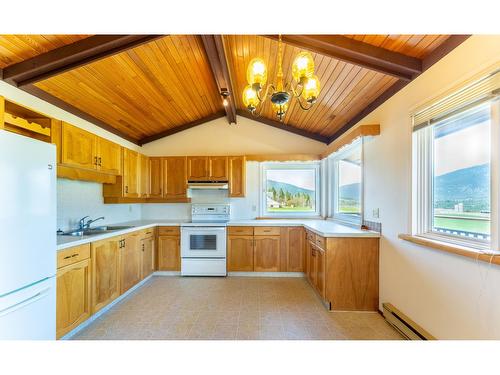 3481 Crestview Road, Creston, BC - Indoor Photo Showing Kitchen With Double Sink