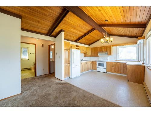 3481 Crestview Road, Creston, BC - Indoor Photo Showing Kitchen