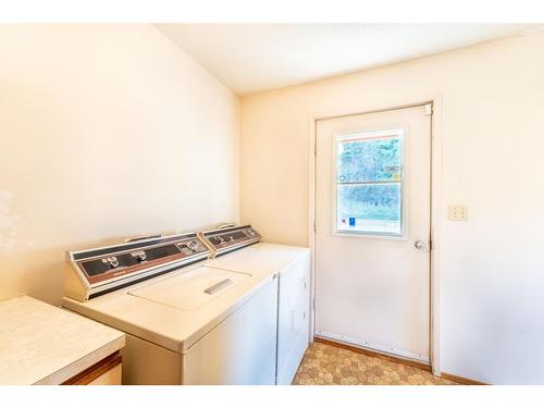 3481 Crestview Road, Creston, BC - Indoor Photo Showing Laundry Room