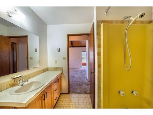3481 Crestview Road, Creston, BC - Indoor Photo Showing Bathroom