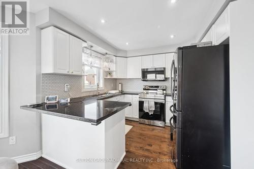 23 Oriah Crt, Vaughan, ON - Indoor Photo Showing Kitchen With Upgraded Kitchen
