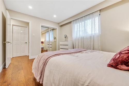 2360 Wyandotte Drive, Oakville, ON - Indoor Photo Showing Bedroom