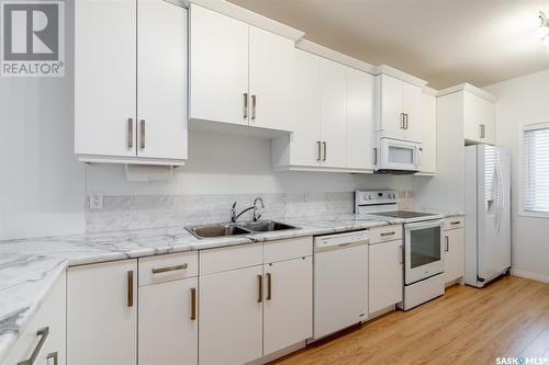 402 Victoria Avenue, Regina, SK - Indoor Photo Showing Kitchen With Double Sink