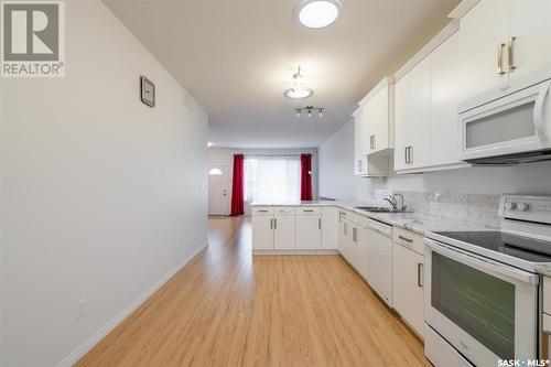 402 Victoria Avenue, Regina, SK - Indoor Photo Showing Kitchen With Upgraded Kitchen