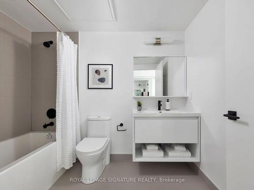 201-2 Augusta Ave, Toronto, ON - Indoor Photo Showing Bathroom