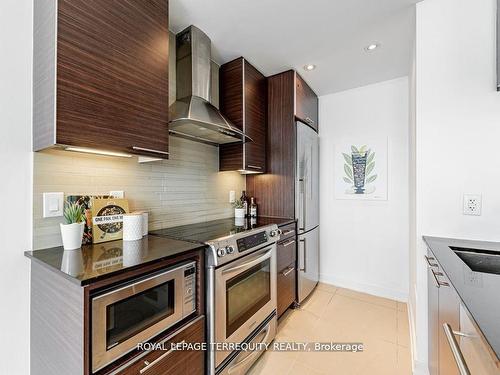 1410-1 Market St, Toronto, ON - Indoor Photo Showing Kitchen With Upgraded Kitchen