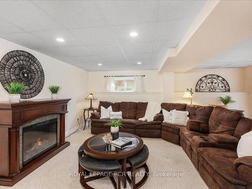 6 Kingsgate Cres, East Gwillimbury, ON - Indoor Photo Showing Living Room With Fireplace