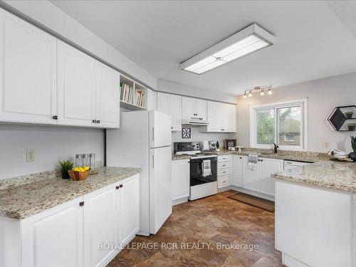 6 Kingsgate Cres, East Gwillimbury, ON - Indoor Photo Showing Kitchen