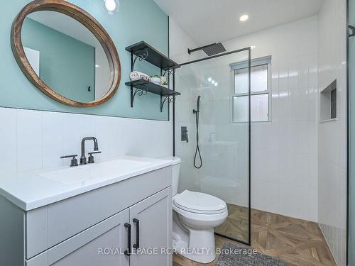15 Robertson Dr, Guelph, ON - Indoor Photo Showing Bathroom