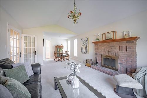 1095 Deborah Street, Fonthill, ON - Indoor Photo Showing Living Room With Fireplace
