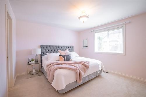 1095 Deborah Street, Fonthill, ON - Indoor Photo Showing Bedroom