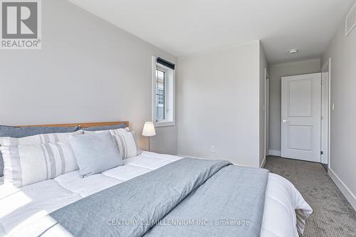 214 Courtland St, Blue Mountains, ON - Indoor Photo Showing Bedroom