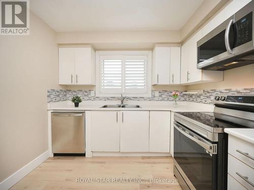 #139 -400 Mississauga Valley Blvd, Mississauga, ON - Indoor Photo Showing Kitchen With Double Sink
