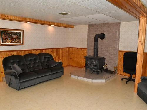 Salle familiale - 207 Rue St-Pierre, Saint-Germain-De-Grantham, QC - Indoor Photo Showing Living Room With Fireplace