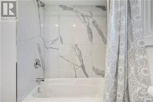 866 Balsam Drive, Ottawa, ON - Indoor Photo Showing Bathroom