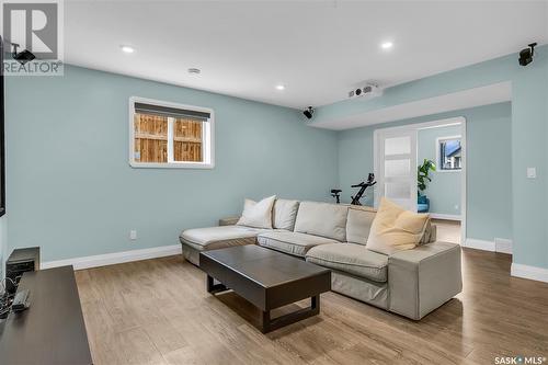 530 Hastings Crescent, Saskatoon, SK - Indoor Photo Showing Living Room