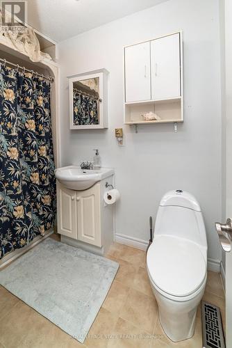 1291 Cannon St E, Hamilton, ON - Indoor Photo Showing Bathroom
