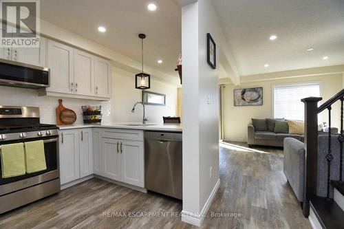 31 Arlington Pkwy, Brant, ON - Indoor Photo Showing Kitchen With Upgraded Kitchen