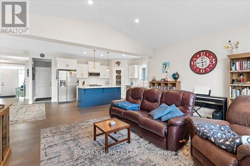 6 Farmington Cres, Belleville, ON - Indoor Photo Showing Living Room