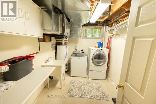 8742 Timberwood Tr, Lambton Shores, ON - Indoor Photo Showing Laundry Room