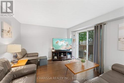 874 Walker Court, Kingston, ON - Indoor Photo Showing Living Room