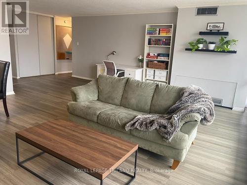 #805 -389 Dundas St, London, ON - Indoor Photo Showing Living Room