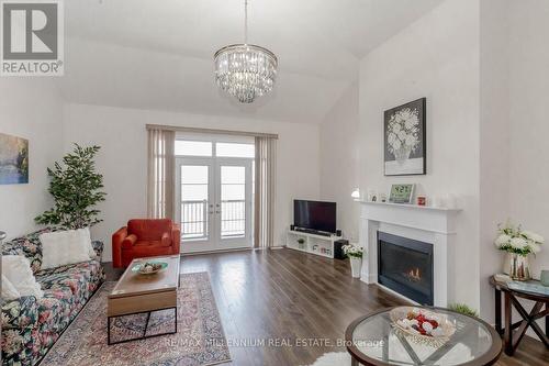 31 Royal Coachman Way, Hamilton, ON - Indoor Photo Showing Living Room With Fireplace