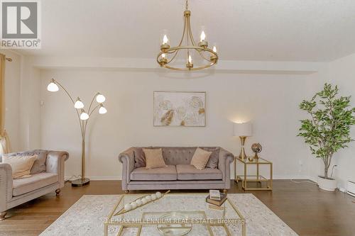 31 Royal Coachman Way, Hamilton, ON - Indoor Photo Showing Living Room