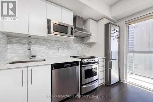 #1808 -58 Orchard View Blvd, Toronto, ON - Indoor Photo Showing Kitchen With Upgraded Kitchen