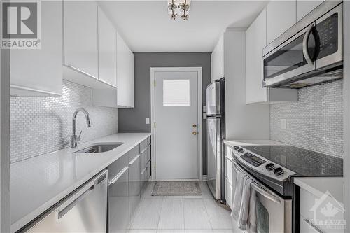 76 Renova Private, Ottawa, ON - Indoor Photo Showing Kitchen With Upgraded Kitchen