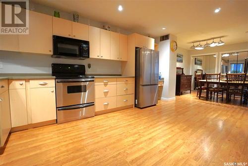 2 2855 Lacon Street, Regina, SK - Indoor Photo Showing Kitchen