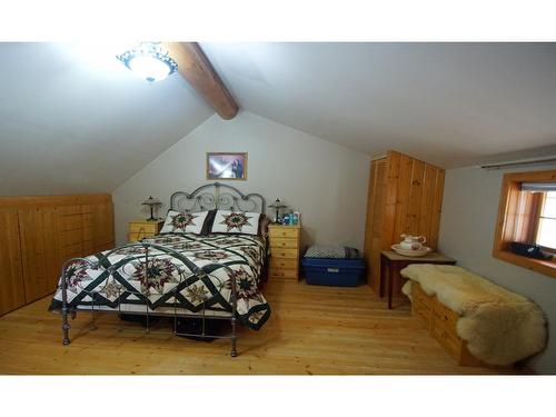 6270 Aspen Road, Wasa, BC - Indoor Photo Showing Bedroom