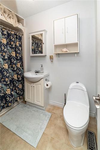1291 Cannon Street E, Hamilton, ON - Indoor Photo Showing Bathroom