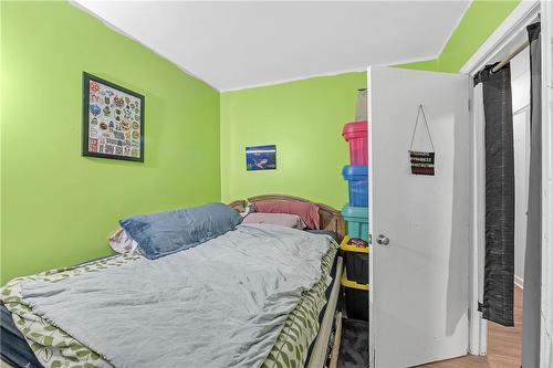 29 Clarendon Avenue, Hamilton, ON - Indoor Photo Showing Bedroom