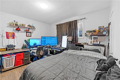 29 Clarendon Avenue, Hamilton, ON - Indoor Photo Showing Bedroom