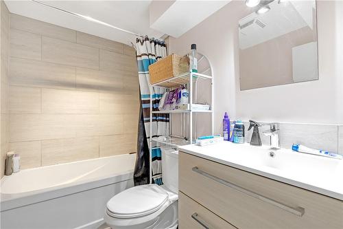 29 Clarendon Avenue, Hamilton, ON - Indoor Photo Showing Bathroom