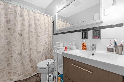 29 Clarendon Avenue, Hamilton, ON - Indoor Photo Showing Bathroom