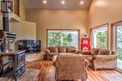 96 Rawlings Lake Road, Lumby, BC - Indoor Photo Showing Living Room
