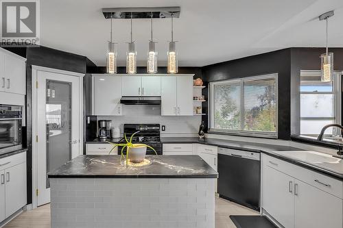 10291 Columbia Way, Vernon, BC - Indoor Photo Showing Kitchen With Upgraded Kitchen