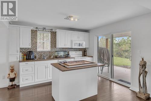 10291 Columbia Way, Vernon, BC - Indoor Photo Showing Kitchen With Double Sink