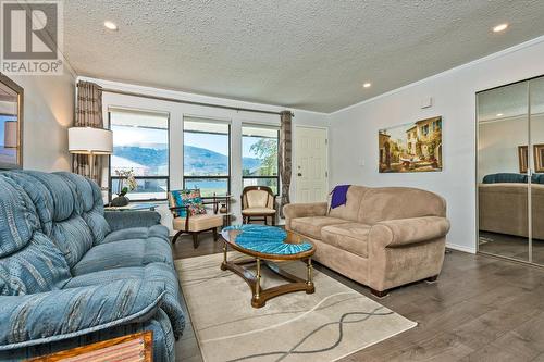 35 Bayview Crescent, Osoyoos, BC - Indoor Photo Showing Living Room