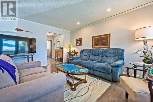 35 Bayview Crescent, Osoyoos, BC - Indoor Photo Showing Living Room