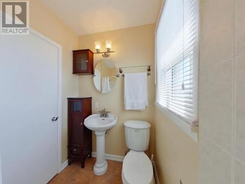 6431 Hillcrest Ave, Powell River, BC - Indoor Photo Showing Bathroom